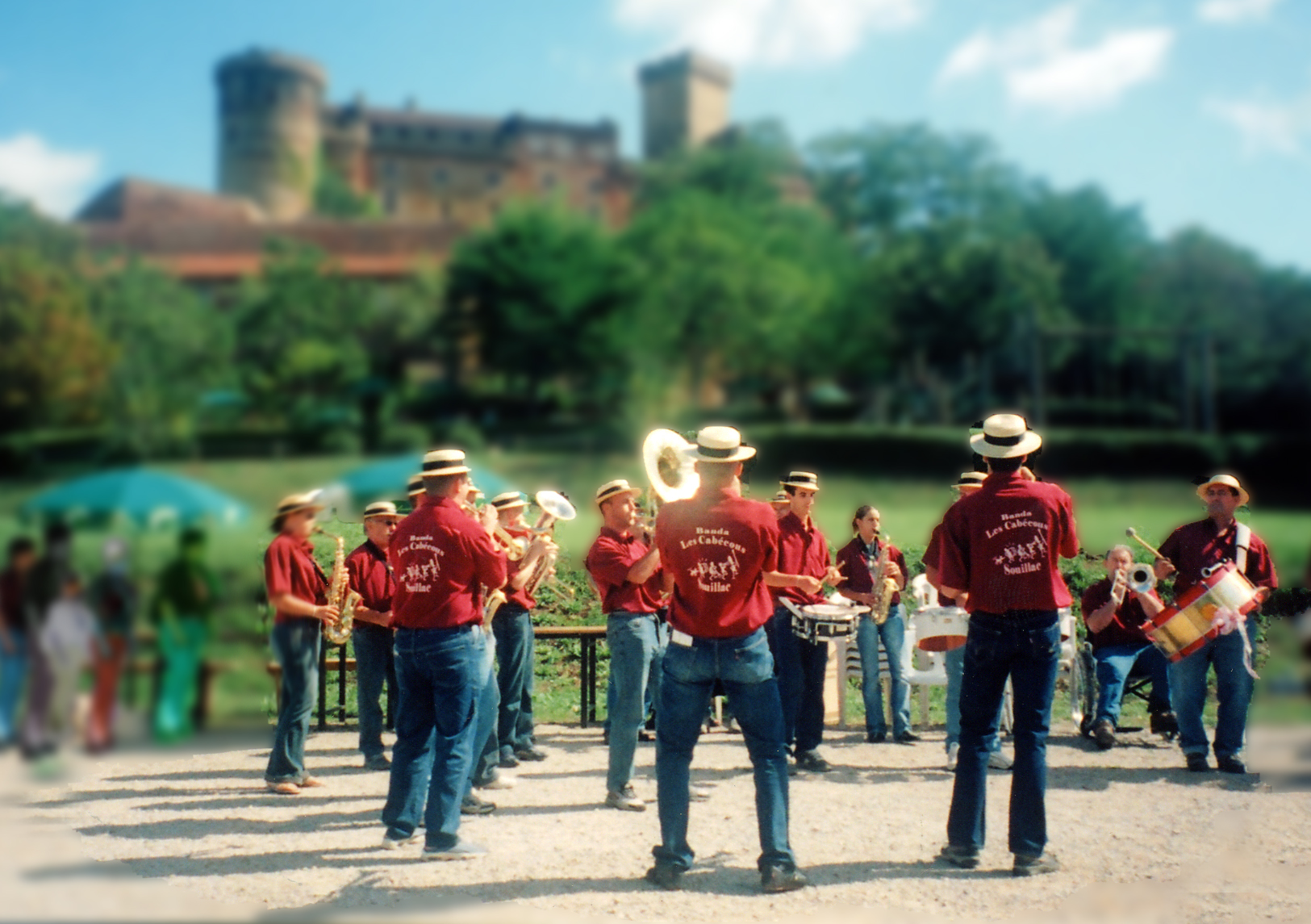 Bandas devant le château à télécharger